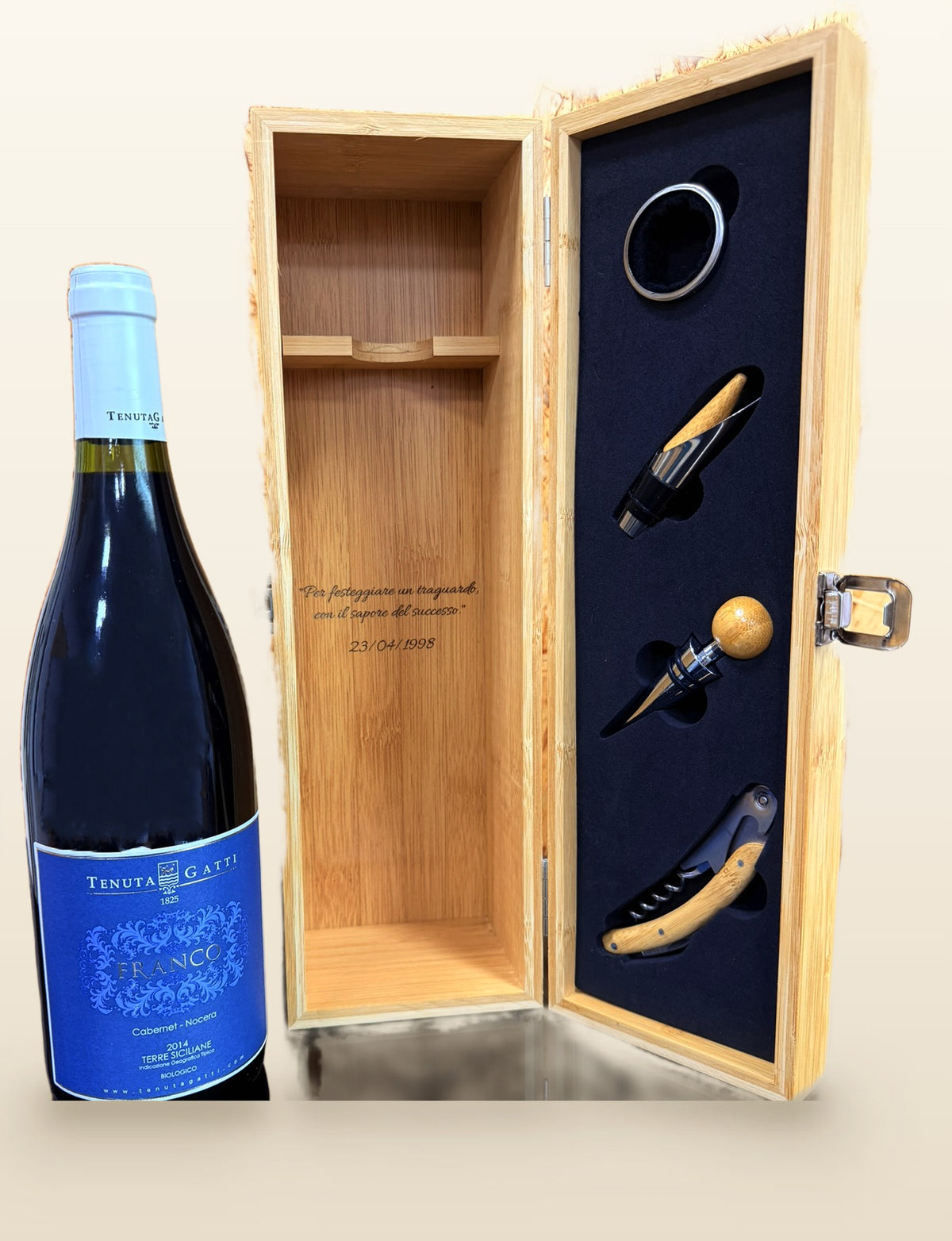 Cassa in legno incisa aperta con bottiglia e accessori