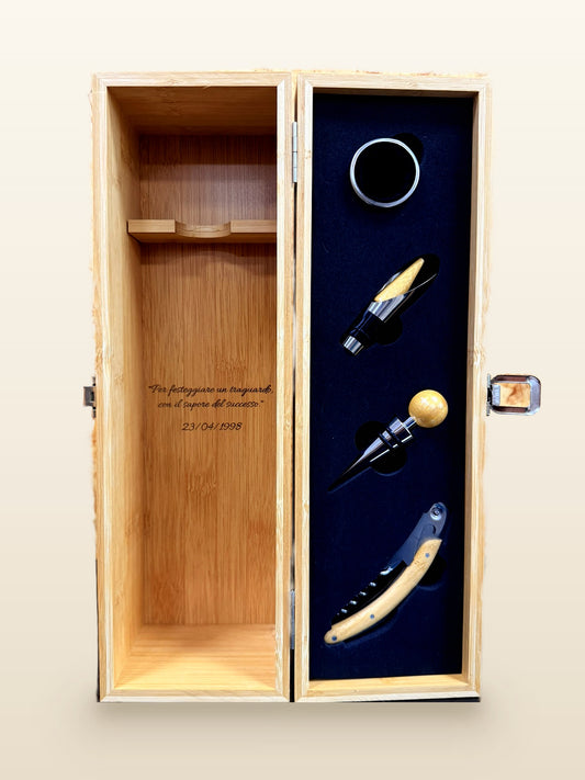 Cassa in legno aperta con incisione interna e accessori per il vino