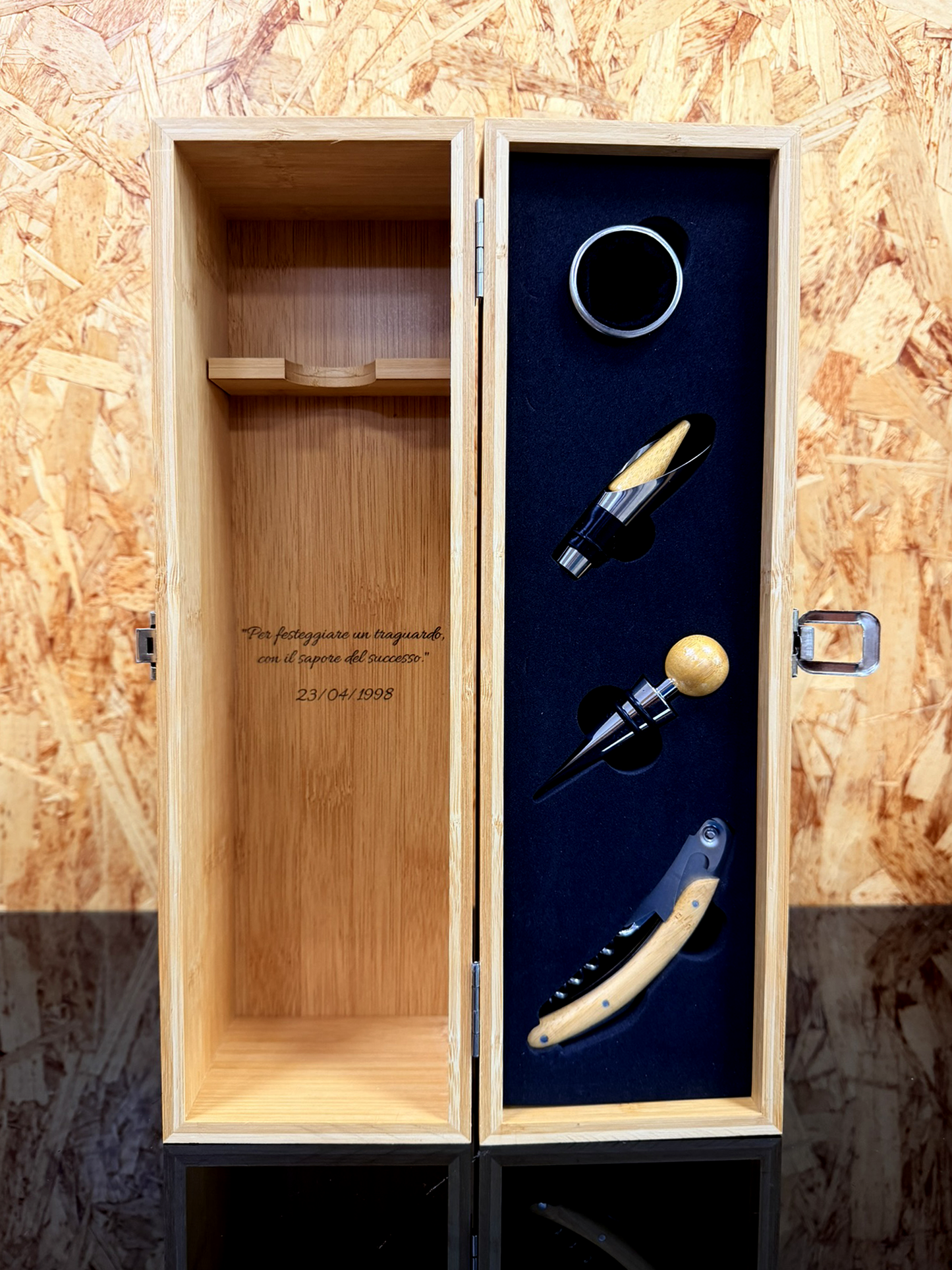 Cassa in Legno Incisa con Vino e Accessori – Personalizzabile con Logo, Nome o Frase