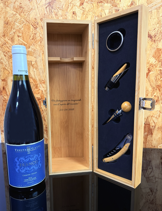 Cassa in Legno Incisa con Vino e Accessori – Personalizzabile con Logo, Nome o Frase